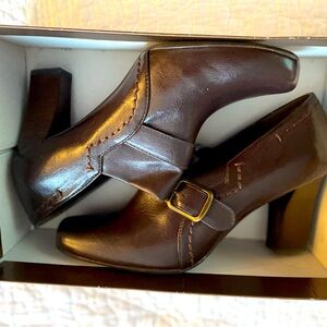 Franco Sarto brown leather high heeled shoes with buckle in original box